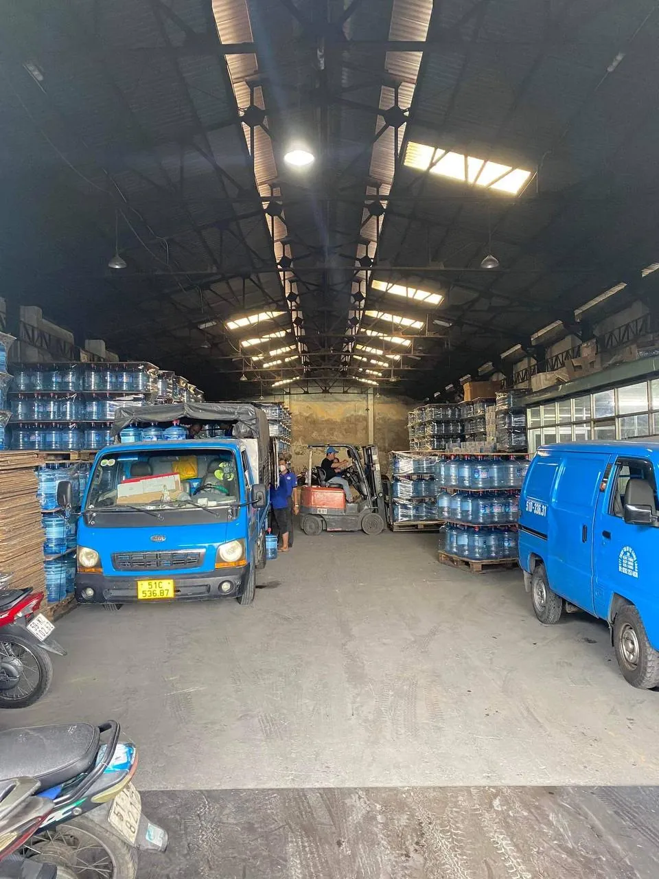Khu vực tập kết của Long Giang với đội xe sẵn sàng xuất phát theo tuyến giao trong ngày