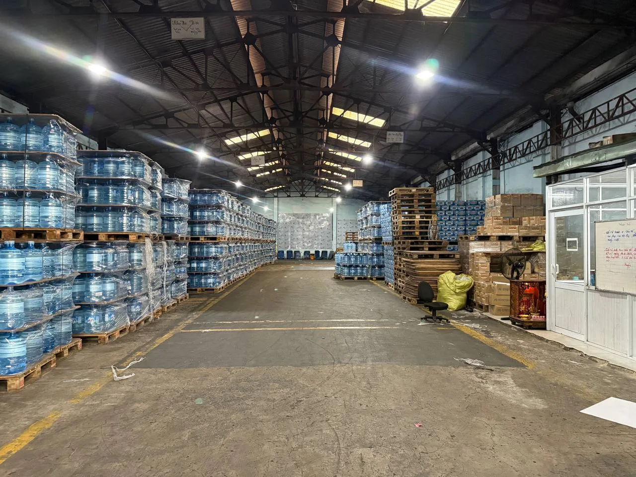 Trung tâm kho vận của Long Giang tại TP. Hồ Chí Minh với hàng nghìn bình nước xếp trên pallet